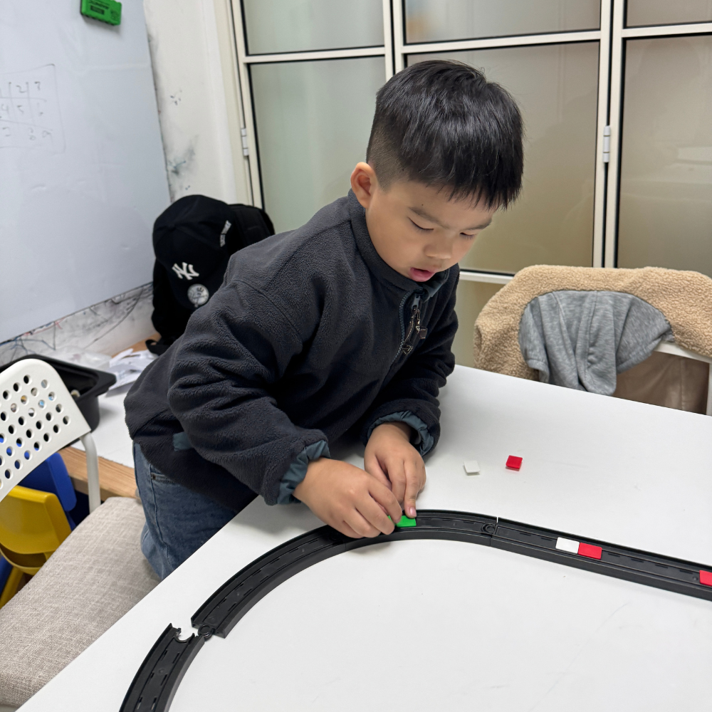 boy learning intellino